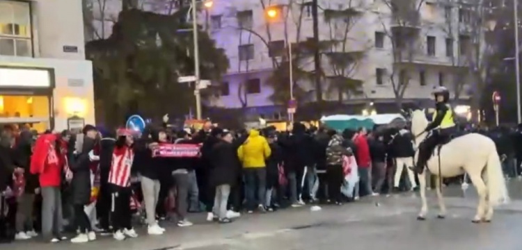 馬競球迷進入伯納烏時向人群投擲雜物，導(dǎo)致安保對其進行脫鞋檢查
