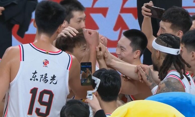 淚目！賽后廣東隊將趙睿圍在中間碰拳