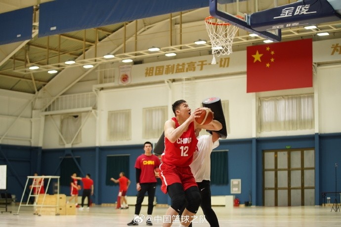 中國籃球之隊官博：大塊頭 大能量 祝李炎哲25歲生日快樂！