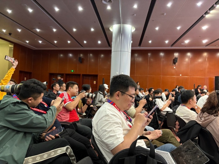 萬眾矚目！記者擠滿國(guó)足賽前新聞發(fā)布廳，賽場(chǎng)記者預(yù)計(jì)超300人