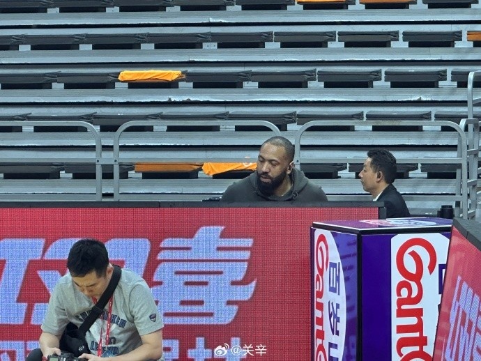 今晚不打？廣東主場迎戰(zhàn)廣廈 吉倫沃特一身便裝現(xiàn)身球館