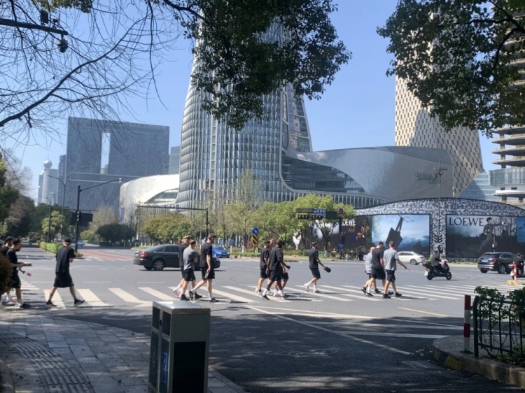 心態(tài)放松，有網(wǎng)友拍到澳大利亞隊(duì)早上在萬象城citywalk