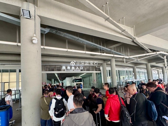 盛況空前！記者曬照：距離中澳之戰(zhàn)還有三小時(shí)，現(xiàn)場(chǎng)記者已超百名
