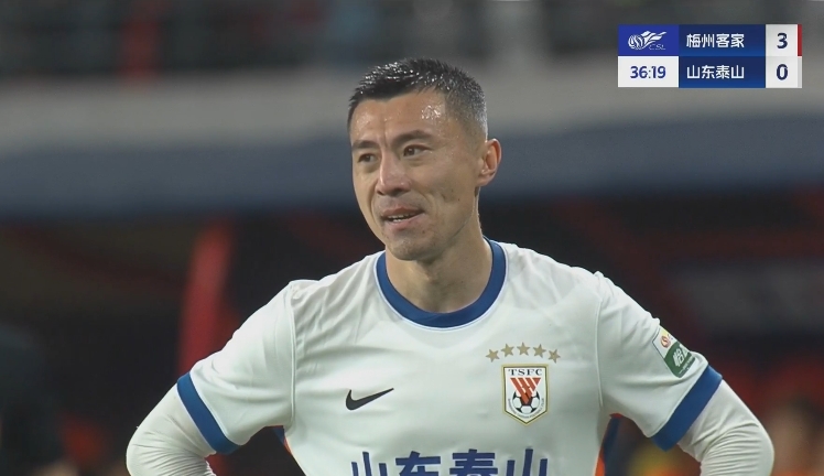 34分鐘0-3落后！36歲鄭錚苦笑36歲大雷沮喪 替補席黃政宇神態(tài)輕松