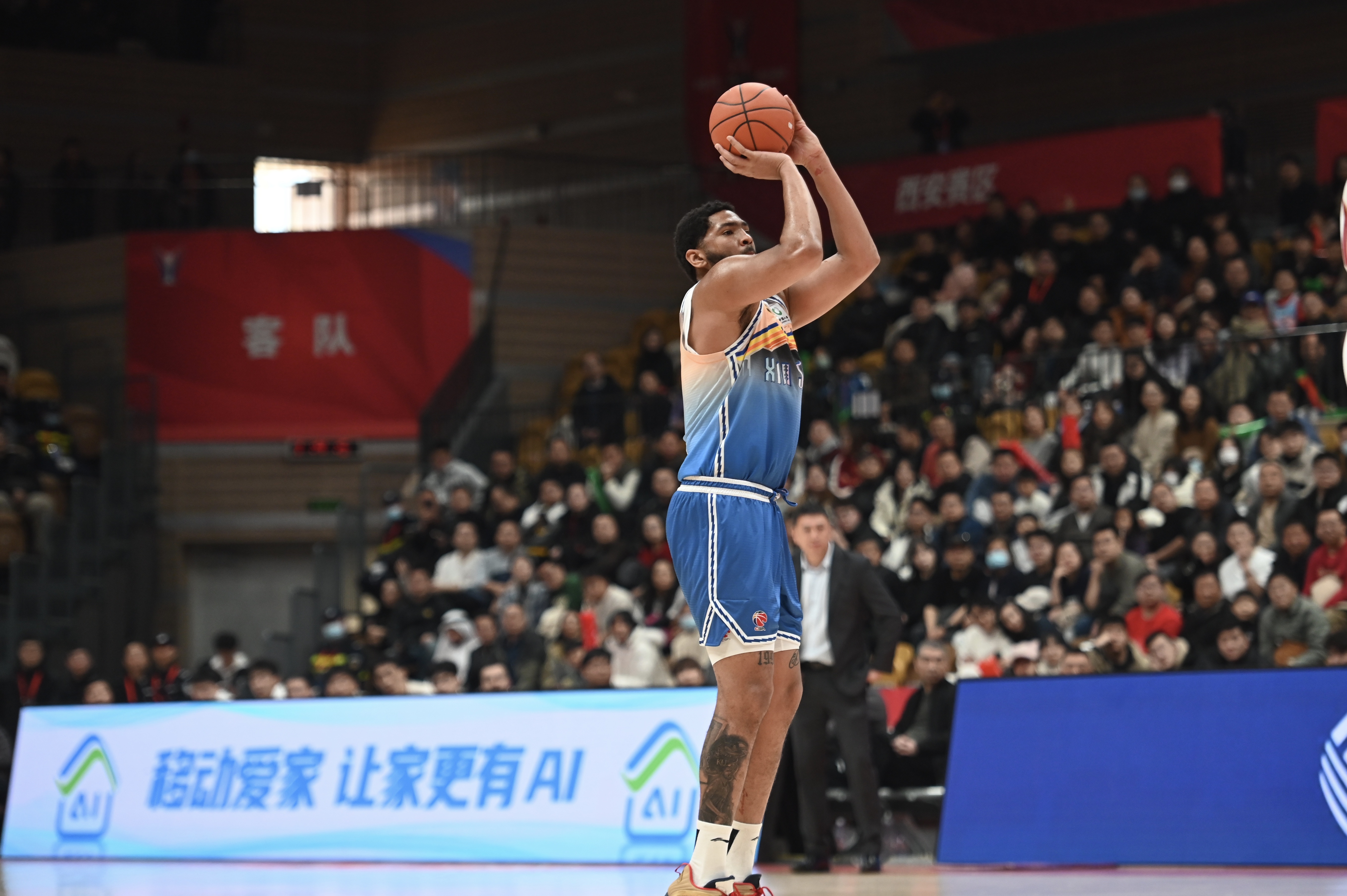 手感火熱！勞森半場7中6高效砍下17分5籃板 首節(jié)15分