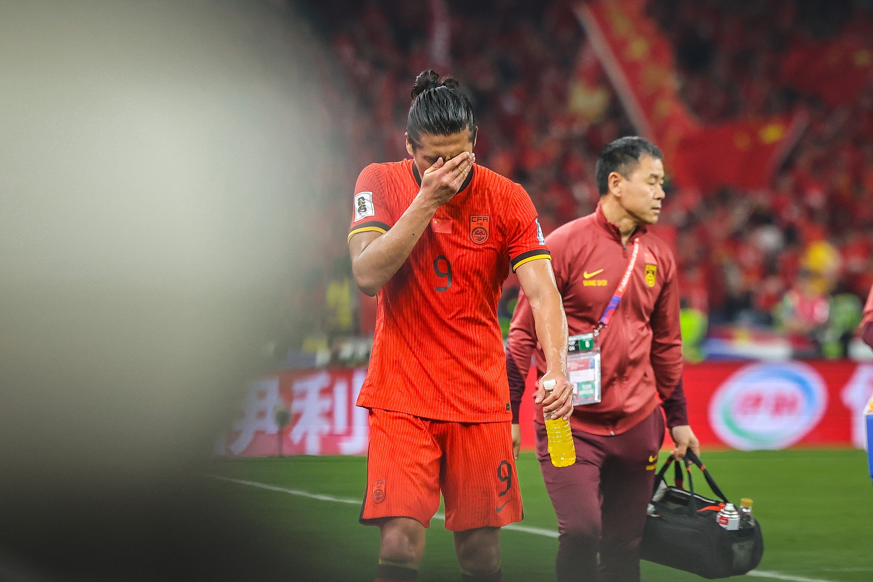 唉！國足0-2澳大利亞世預賽三連敗，張玉寧賽后謝場羞愧捂臉